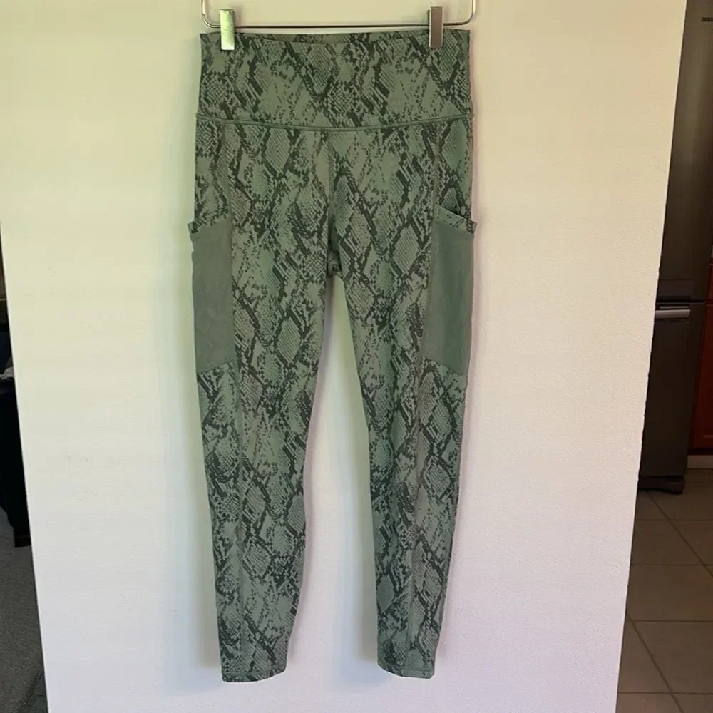 Fabletics On The Go Powerhold High-Waisted Green Snake Legging Size Medium